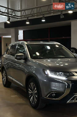 Внедорожник / Кроссовер Mitsubishi Outlander 2020 в Запорожье