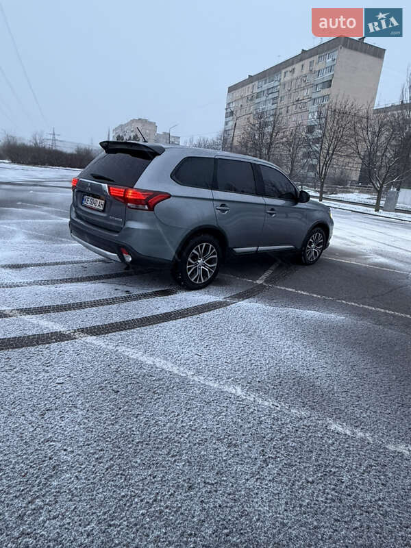 Внедорожник / Кроссовер Mitsubishi Outlander 2016 в Кривом Роге