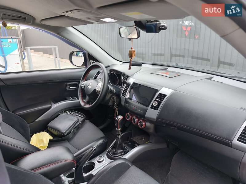 Внедорожник / Кроссовер Mitsubishi Outlander 2010 в Киеве
