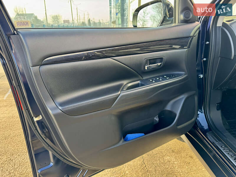 Позашляховик / Кросовер Mitsubishi Outlander 2016 в Чернівцях