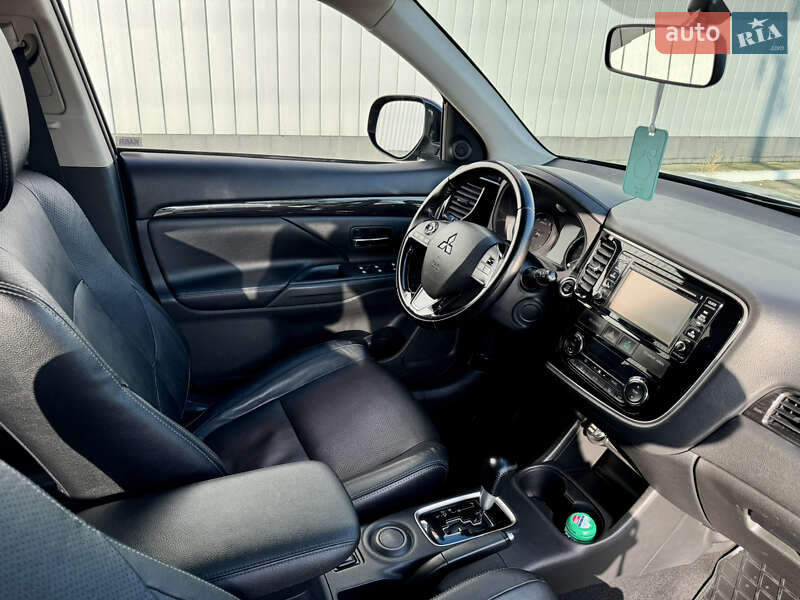 Позашляховик / Кросовер Mitsubishi Outlander 2016 в Чернівцях