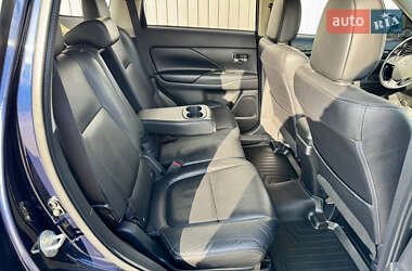 Позашляховик / Кросовер Mitsubishi Outlander 2016 в Чернівцях
