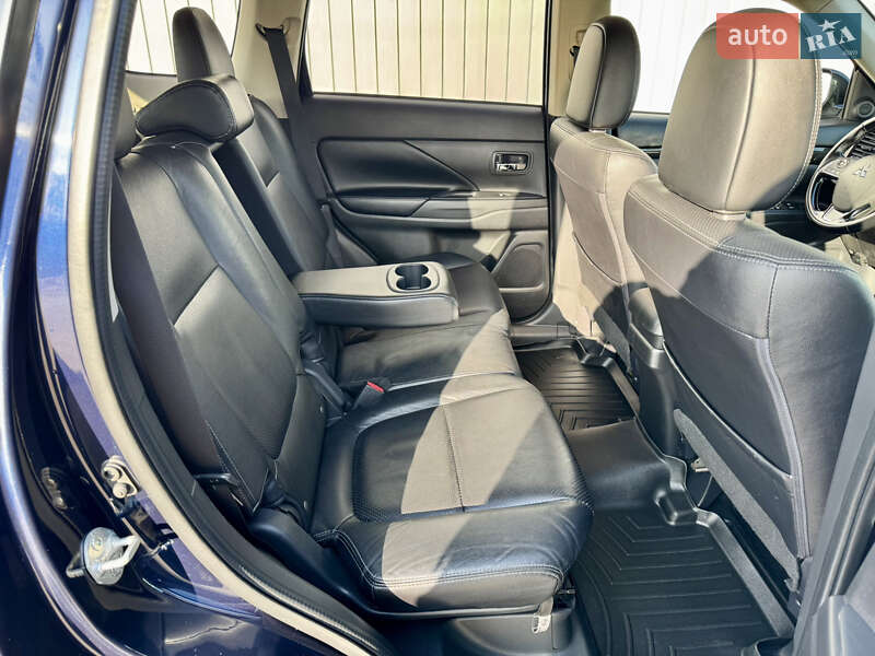 Позашляховик / Кросовер Mitsubishi Outlander 2016 в Чернівцях