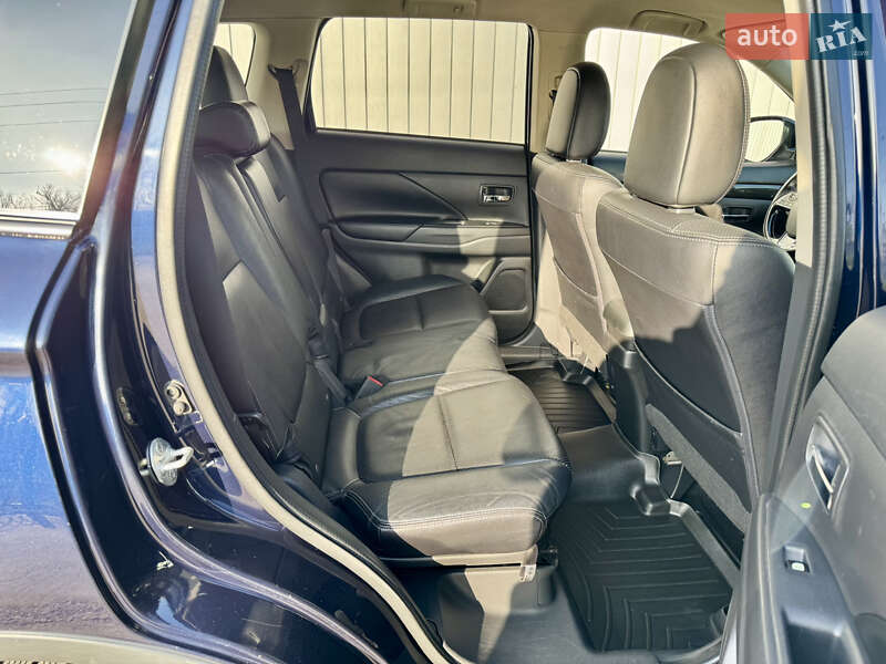 Позашляховик / Кросовер Mitsubishi Outlander 2016 в Чернівцях