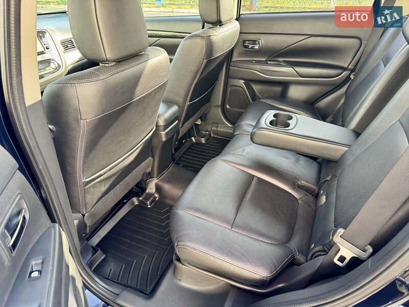 Позашляховик / Кросовер Mitsubishi Outlander 2016 в Чернівцях