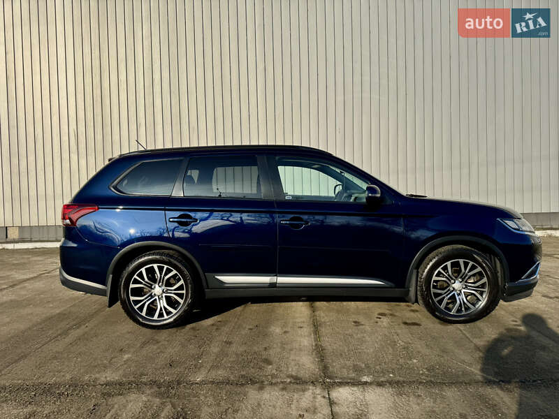 Позашляховик / Кросовер Mitsubishi Outlander 2016 в Чернівцях