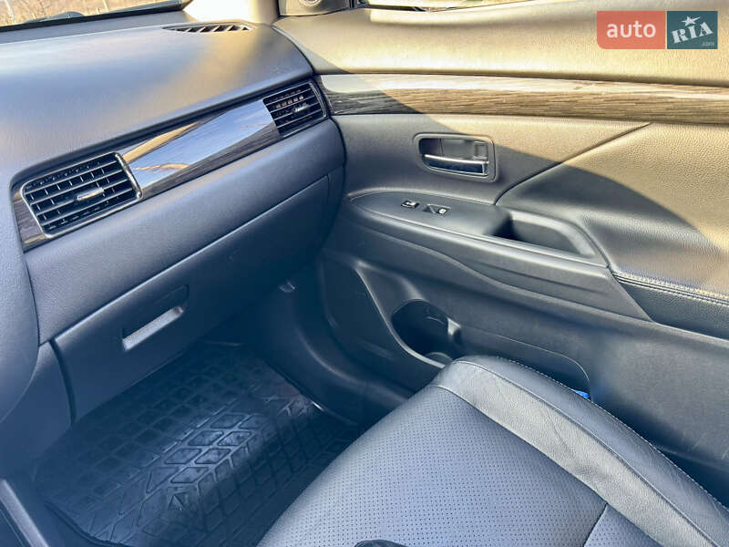 Позашляховик / Кросовер Mitsubishi Outlander 2016 в Чернівцях