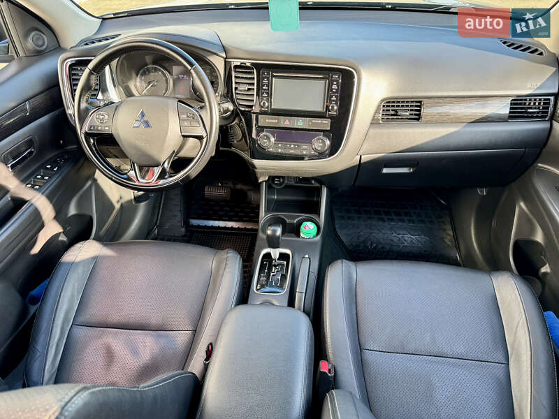 Позашляховик / Кросовер Mitsubishi Outlander 2016 в Чернівцях