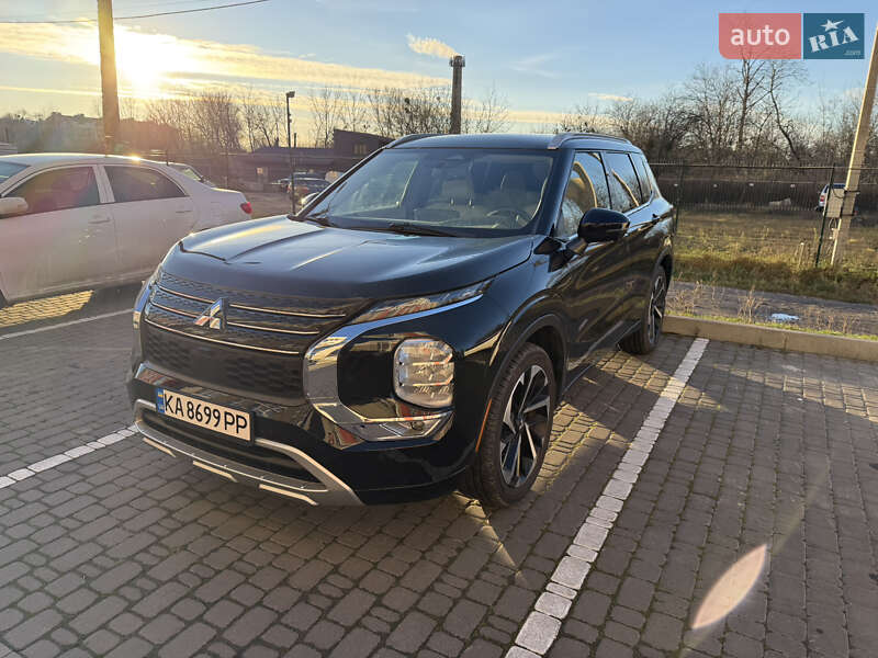 Внедорожник / Кроссовер Mitsubishi Outlander 2021 в Киеве
