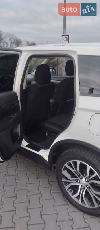 Внедорожник / Кроссовер Mitsubishi Outlander 2017 в Киеве