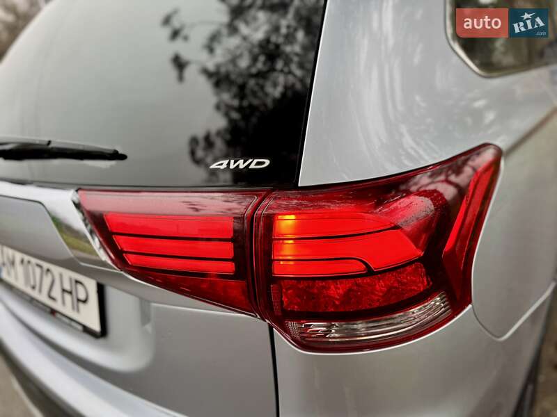 Внедорожник / Кроссовер Mitsubishi Outlander 2015 в Киеве