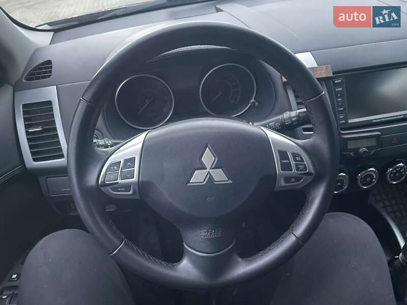 Позашляховик / Кросовер Mitsubishi Outlander 2011 в Кельменцях