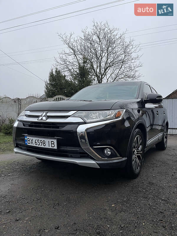 Внедорожник / Кроссовер Mitsubishi Outlander 2017 в Нетешине