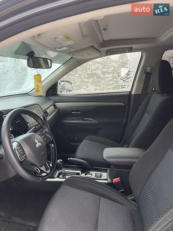 Внедорожник / Кроссовер Mitsubishi Outlander 2017 в Нетешине