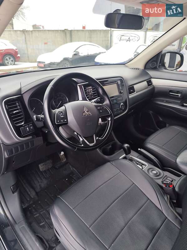 Позашляховик / Кросовер Mitsubishi Outlander 2016 в Чернігові
