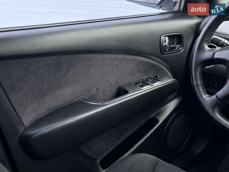 Позашляховик / Кросовер Mitsubishi Outlander 2006 в Києві