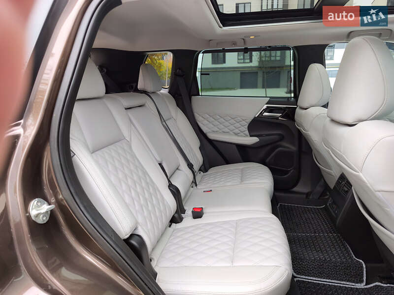 Позашляховик / Кросовер Mitsubishi Outlander 2022 в Івано-Франківську