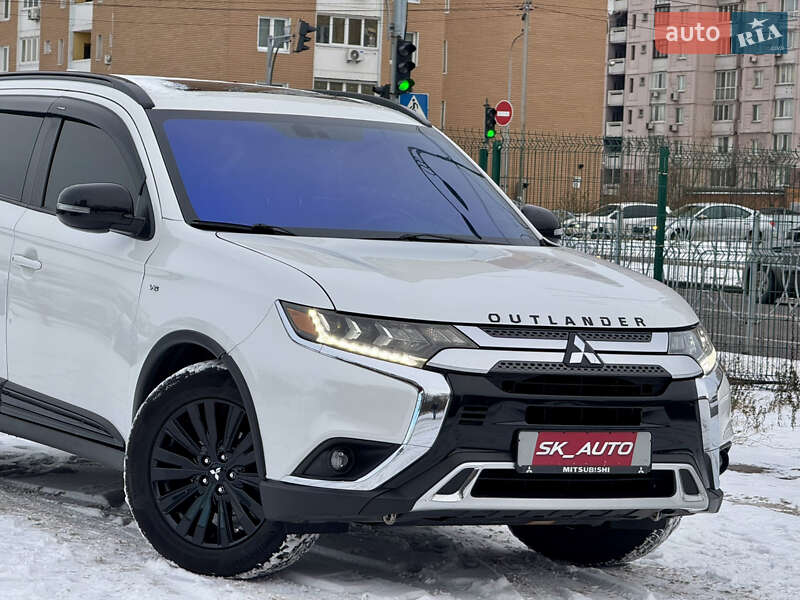 Позашляховик / Кросовер Mitsubishi Outlander 2020 в Києві