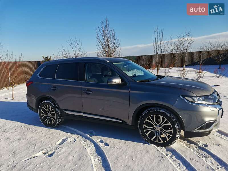 Позашляховик / Кросовер Mitsubishi Outlander 2016 в Луцьку