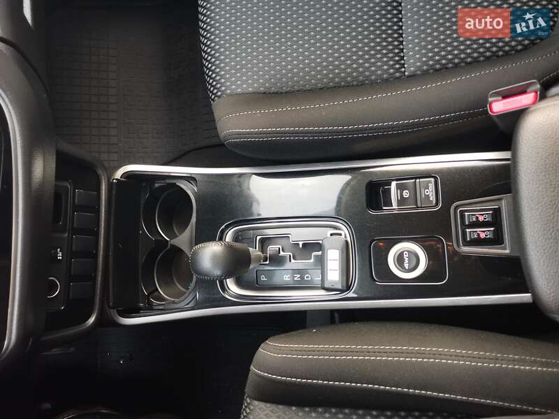 Позашляховик / Кросовер Mitsubishi Outlander 2016 в Луцьку
