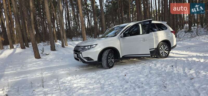 Внедорожник / Кроссовер Mitsubishi Outlander 2021 в Киеве