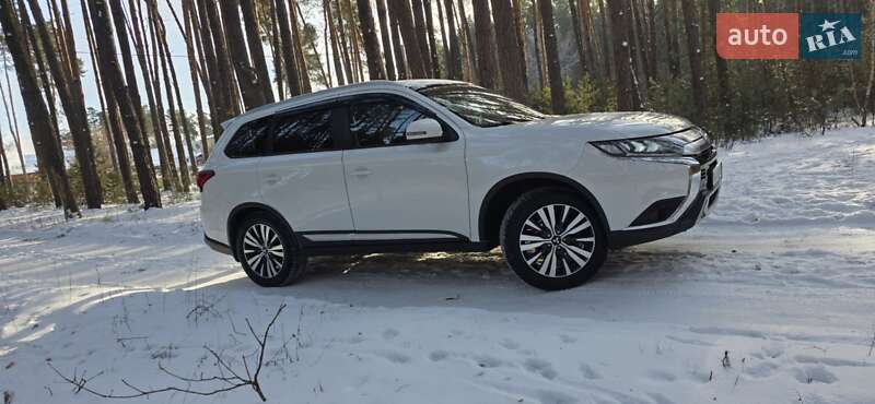 Внедорожник / Кроссовер Mitsubishi Outlander 2021 в Киеве