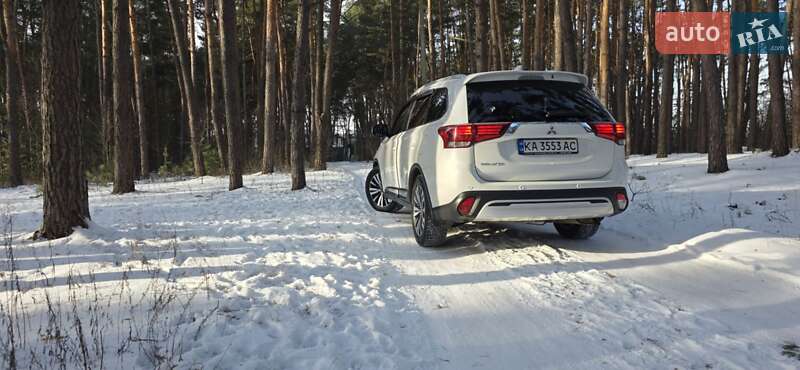 Внедорожник / Кроссовер Mitsubishi Outlander 2021 в Киеве