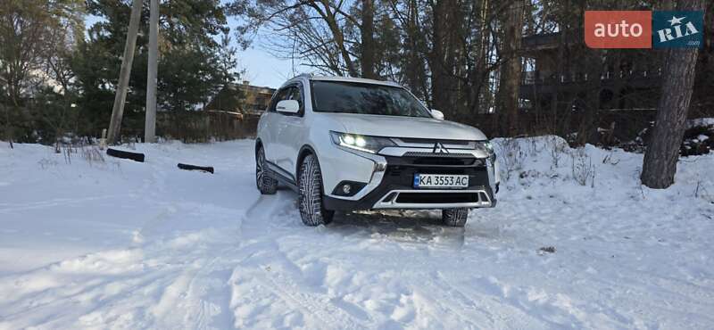 Внедорожник / Кроссовер Mitsubishi Outlander 2021 в Киеве