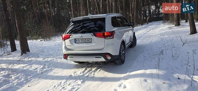 Внедорожник / Кроссовер Mitsubishi Outlander 2021 в Киеве