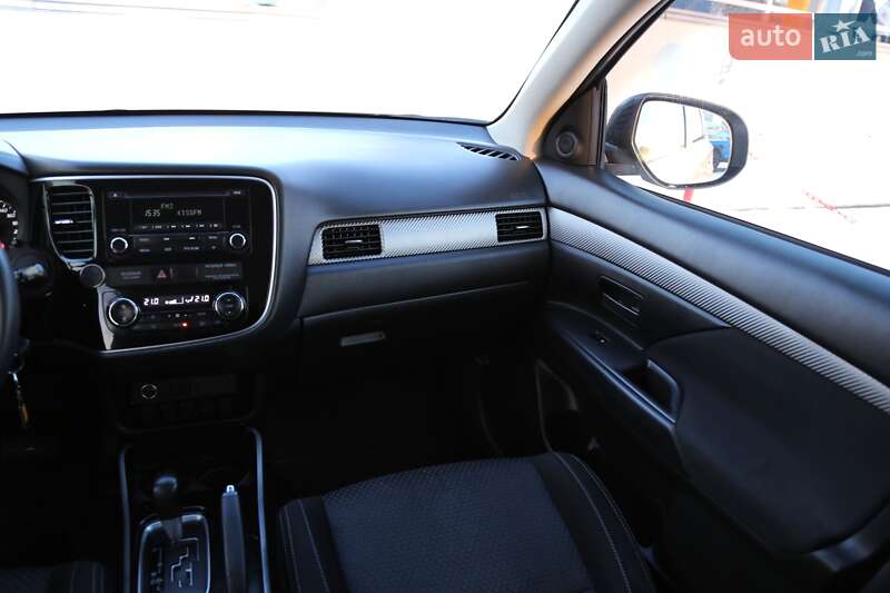 Внедорожник / Кроссовер Mitsubishi Outlander 2017 в Киеве