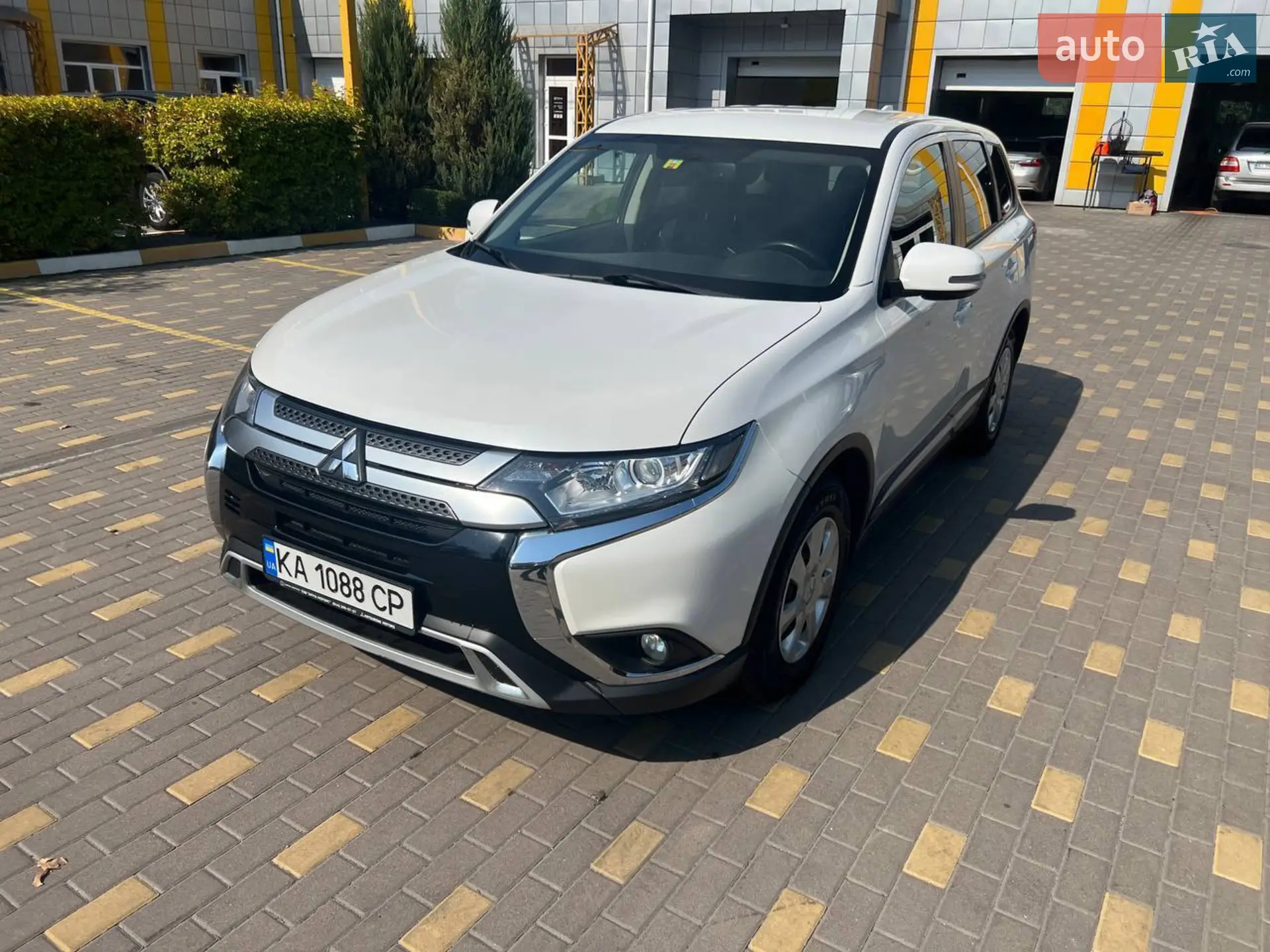 2020 Mitsubishi Outlander - фото 1