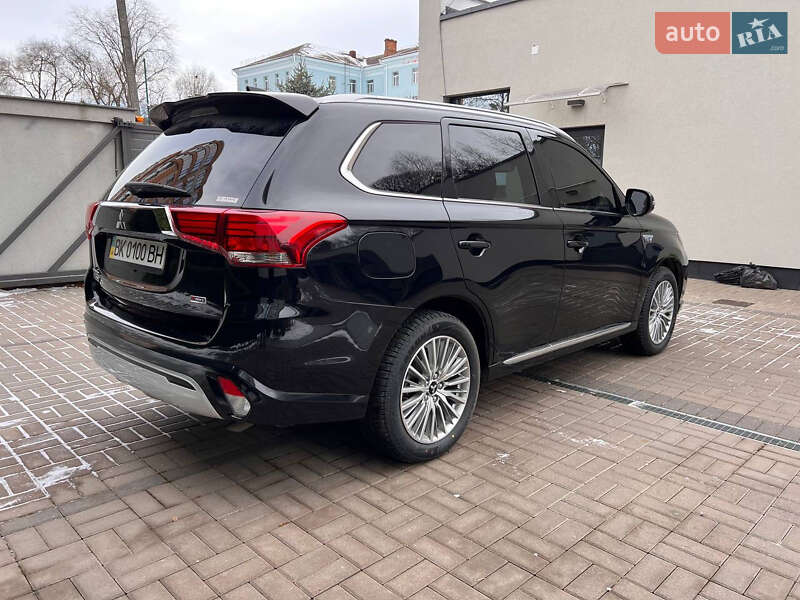 Внедорожник / Кроссовер Mitsubishi Outlander 2022 в Ровно