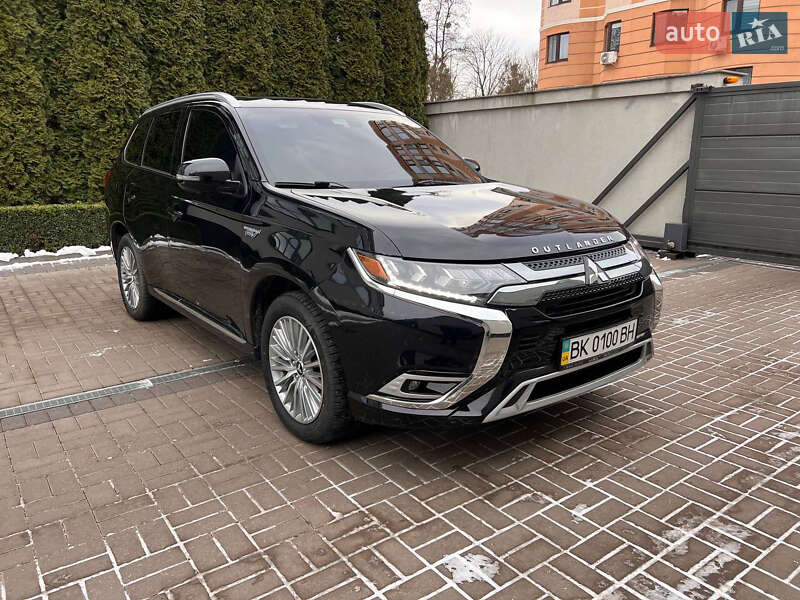 Внедорожник / Кроссовер Mitsubishi Outlander 2022 в Ровно