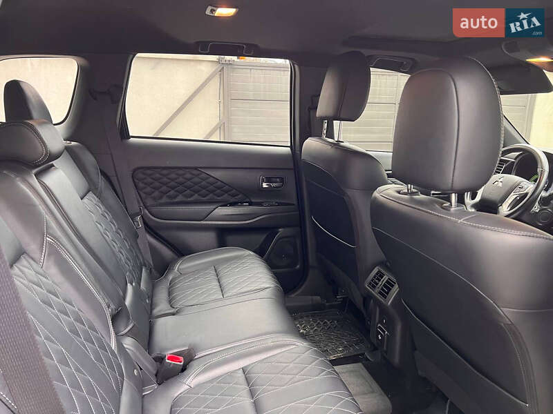 Внедорожник / Кроссовер Mitsubishi Outlander 2022 в Ровно