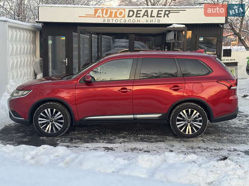 Внедорожник / Кроссовер Mitsubishi Outlander 2019 в Киеве