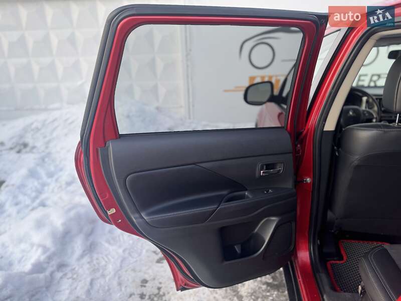 Внедорожник / Кроссовер Mitsubishi Outlander 2019 в Киеве