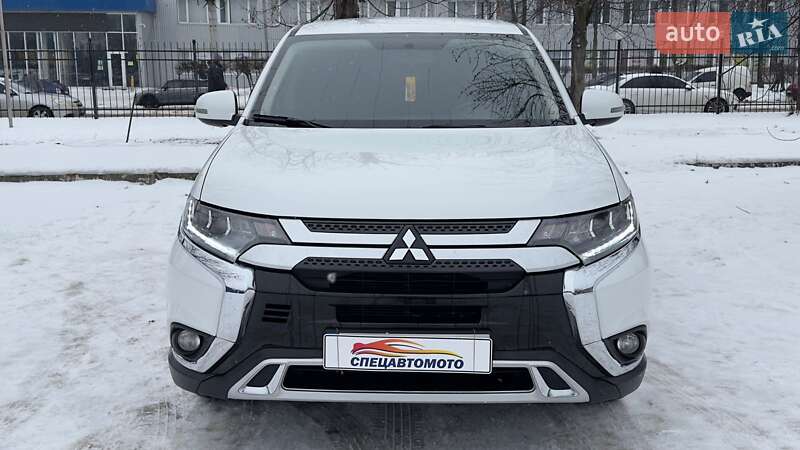 Внедорожник / Кроссовер Mitsubishi Outlander 2017 в Киеве