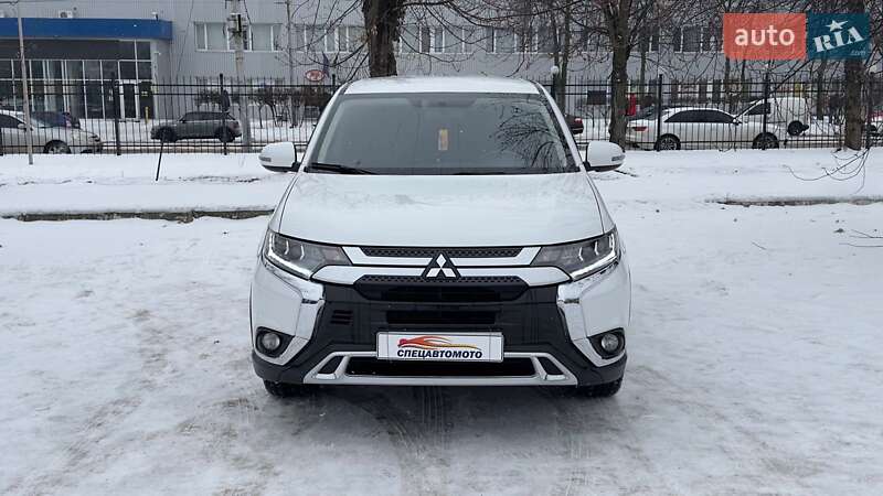 Внедорожник / Кроссовер Mitsubishi Outlander 2017 в Киеве