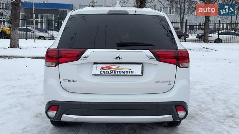 Внедорожник / Кроссовер Mitsubishi Outlander 2017 в Киеве