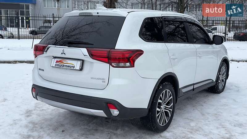 Внедорожник / Кроссовер Mitsubishi Outlander 2017 в Киеве