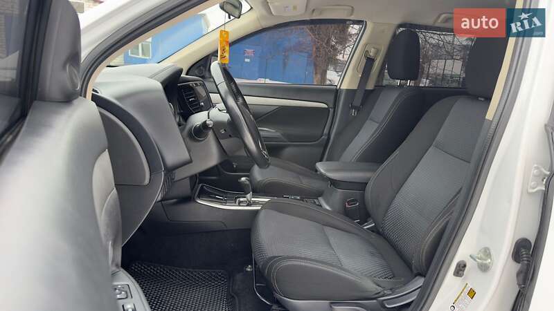 Внедорожник / Кроссовер Mitsubishi Outlander 2017 в Киеве