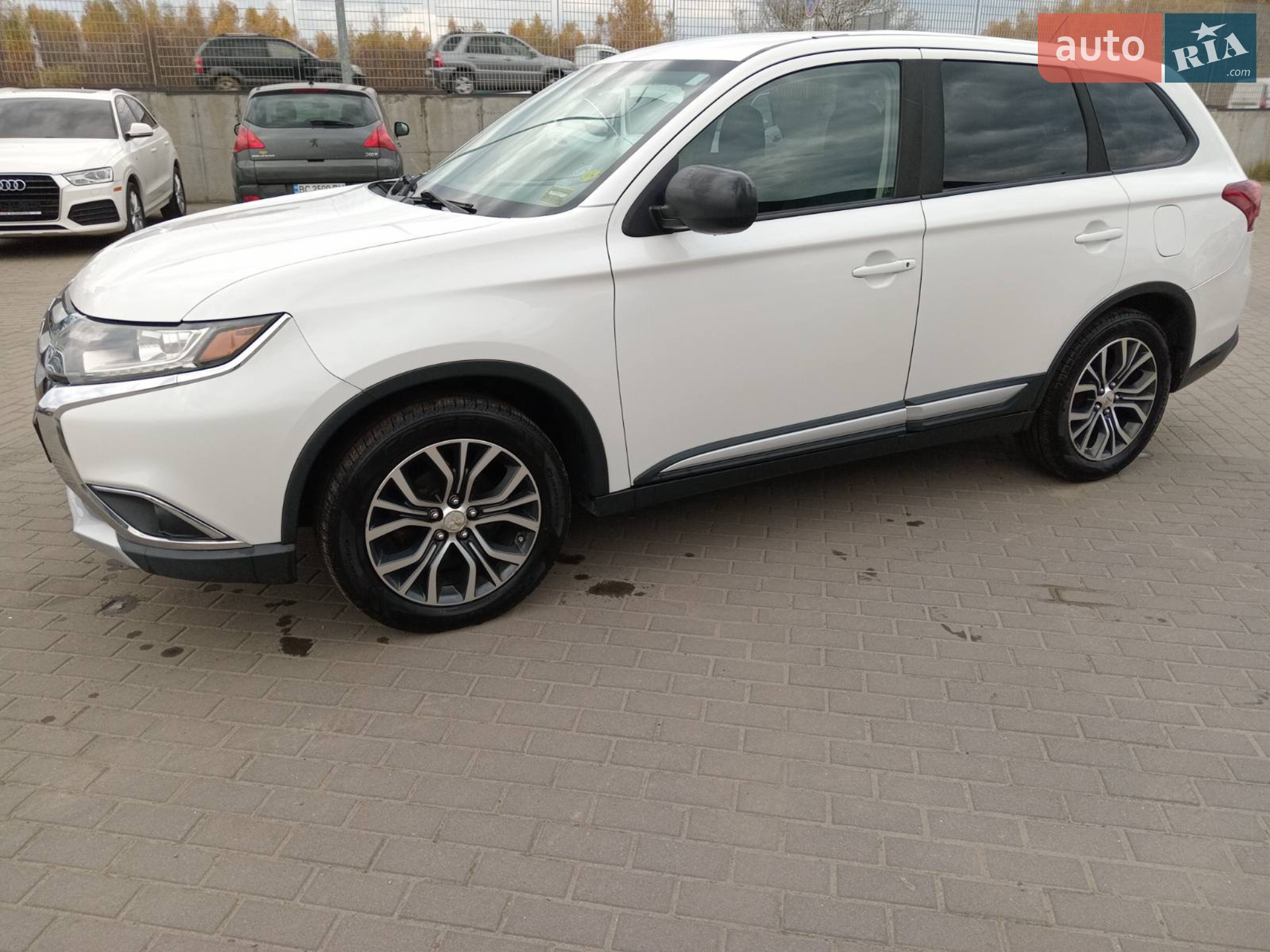 2016 Mitsubishi Outlander - мініатюра 10