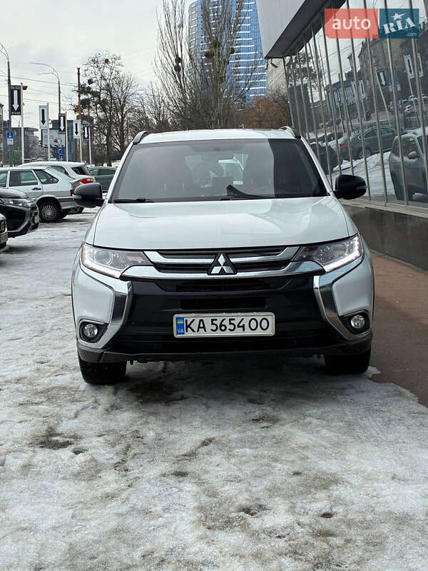 Внедорожник / Кроссовер Mitsubishi Outlander 2017 в Киеве