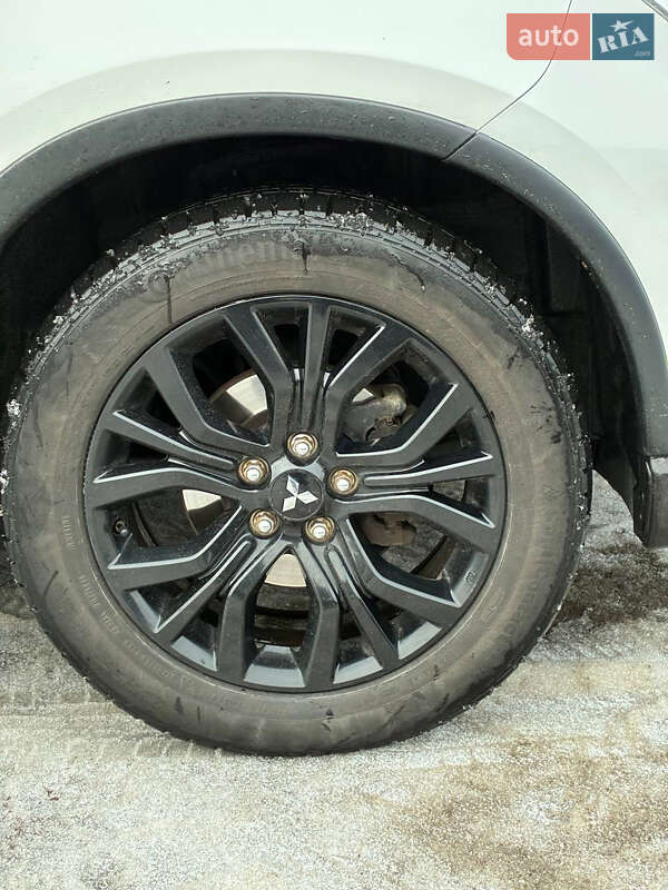 Внедорожник / Кроссовер Mitsubishi Outlander 2017 в Киеве