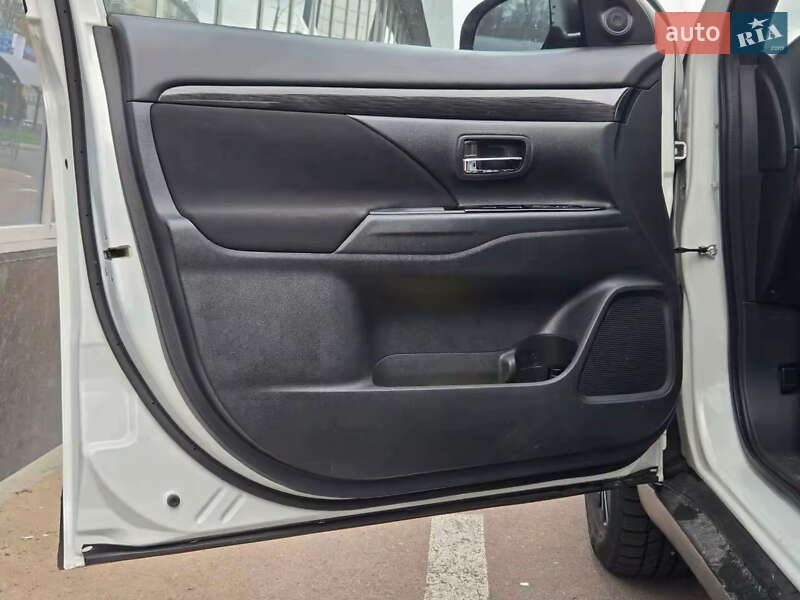 Внедорожник / Кроссовер Mitsubishi Outlander 2017 в Киеве