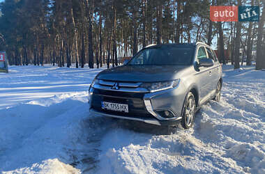Внедорожник / Кроссовер Mitsubishi Outlander 2017 в Кропивницком