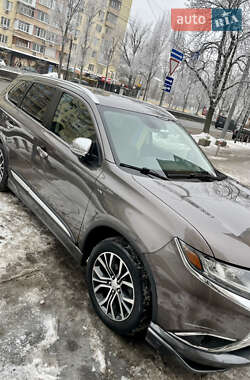 Внедорожник / Кроссовер Mitsubishi Outlander 2015 в Киеве