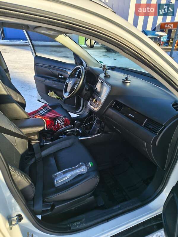 Внедорожник / Кроссовер Mitsubishi Outlander 2017 в Шептицькому