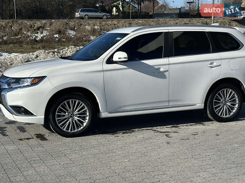 Внедорожник / Кроссовер Mitsubishi Outlander 2021 в Львове