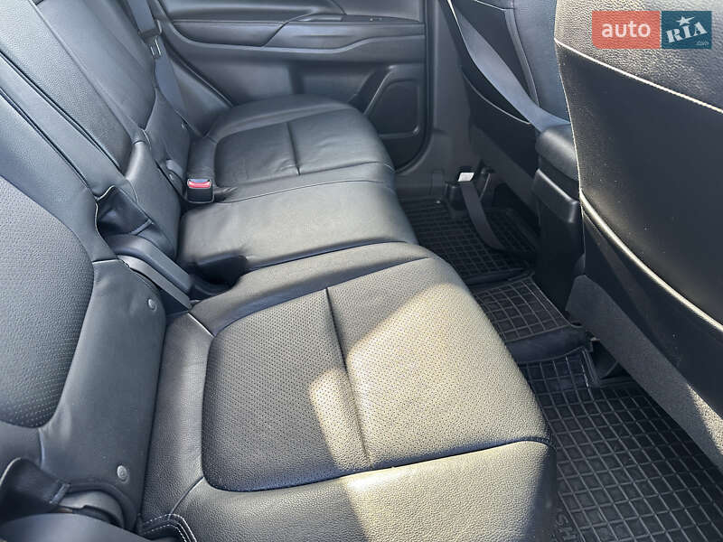 Внедорожник / Кроссовер Mitsubishi Outlander 2018 в Киеве